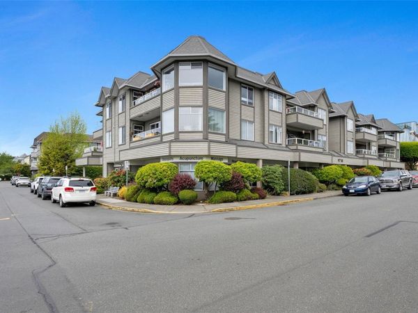 9710 Second St , Unit 204, Sidney, BC V8L 3C4