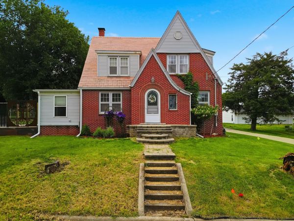 1301 Long Street , Dixon, IL 61021