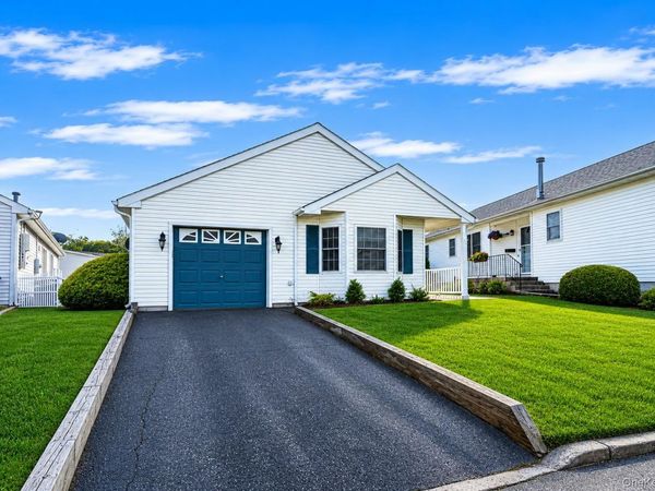 40 Willow Court , Manorville, NY 11949