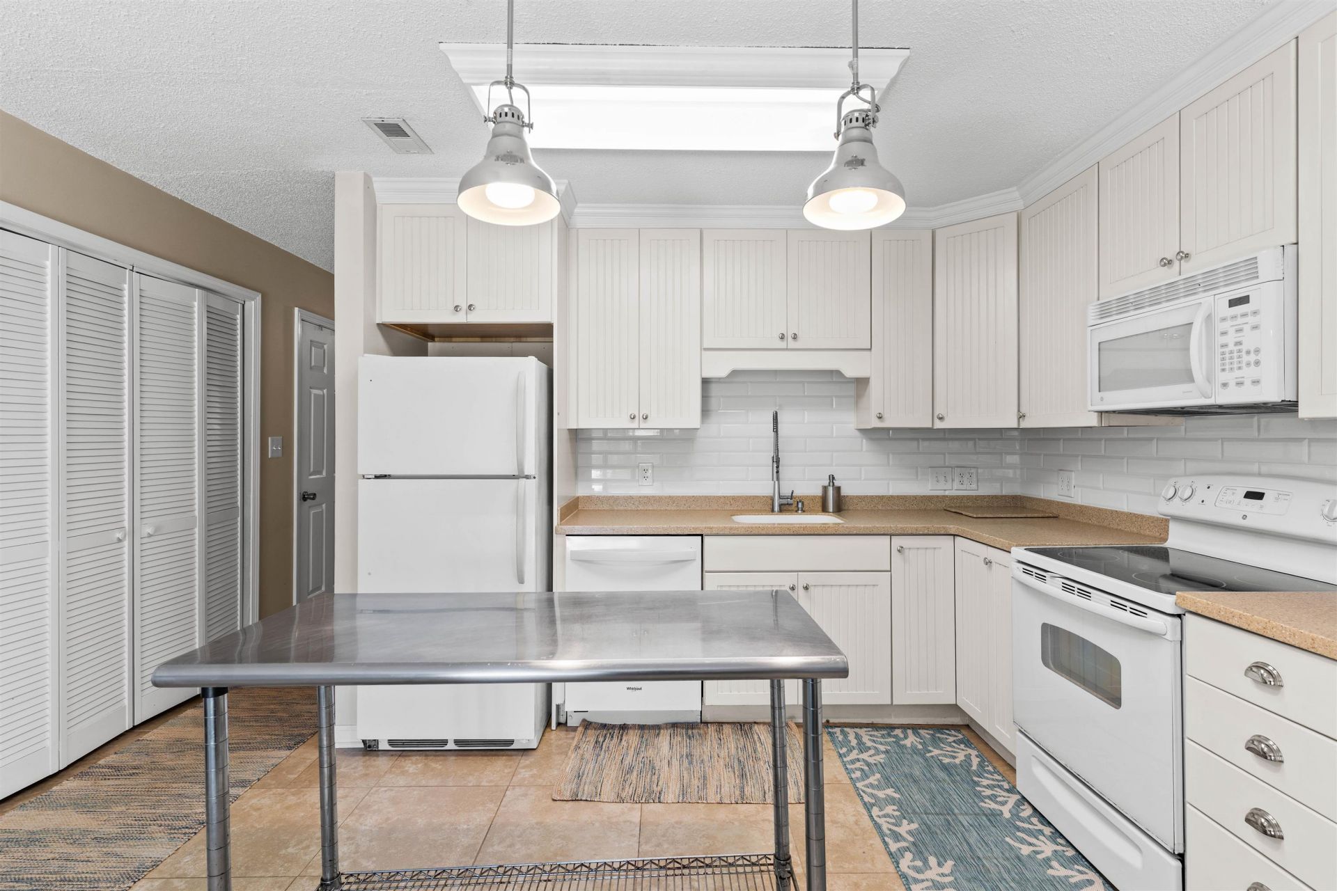 200 Double Eagle Dr.  Photo 4