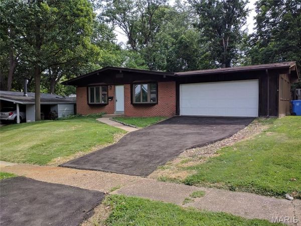600 Pimlico Drive , Florissant, MO 63033