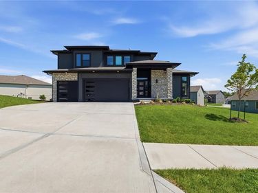 1628 SW Arborway Terrace, Lee's Summit, MO 64082