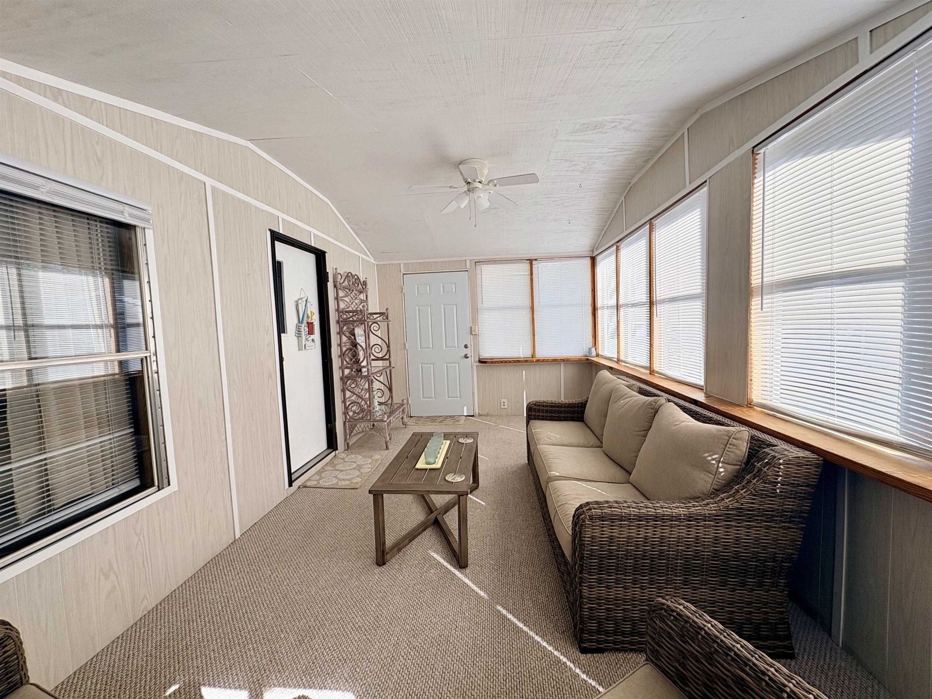 1567 Park Ln. Photo 4
