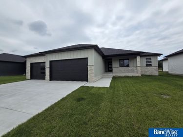 441 Half Moon Drive , Lincoln, NE 68527