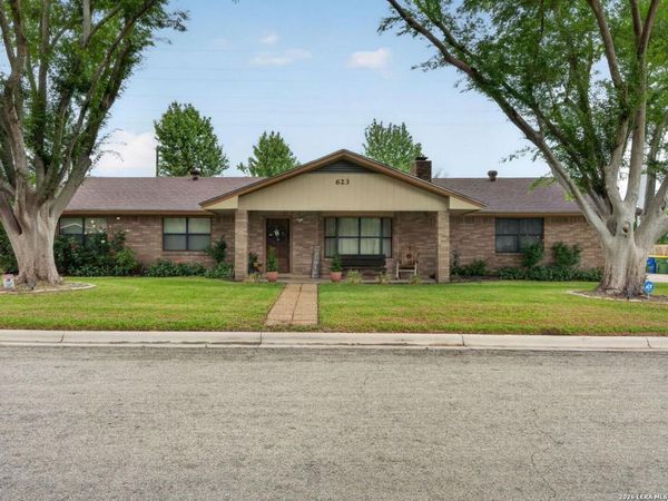 623 OAKLAND AVE, Gonzales, TX 78629