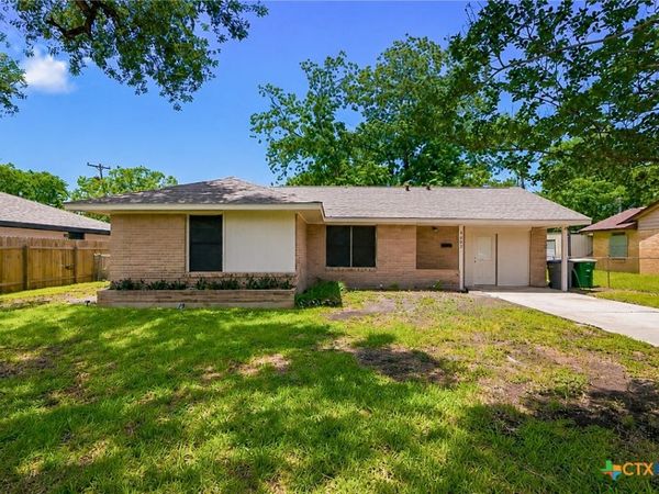 1607 Bexar Avenue , Victoria, TX 77901