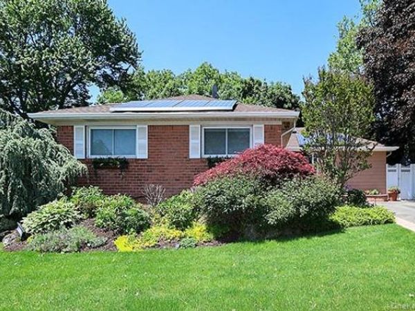 32 Randy Lane, Plainview, NY 11803