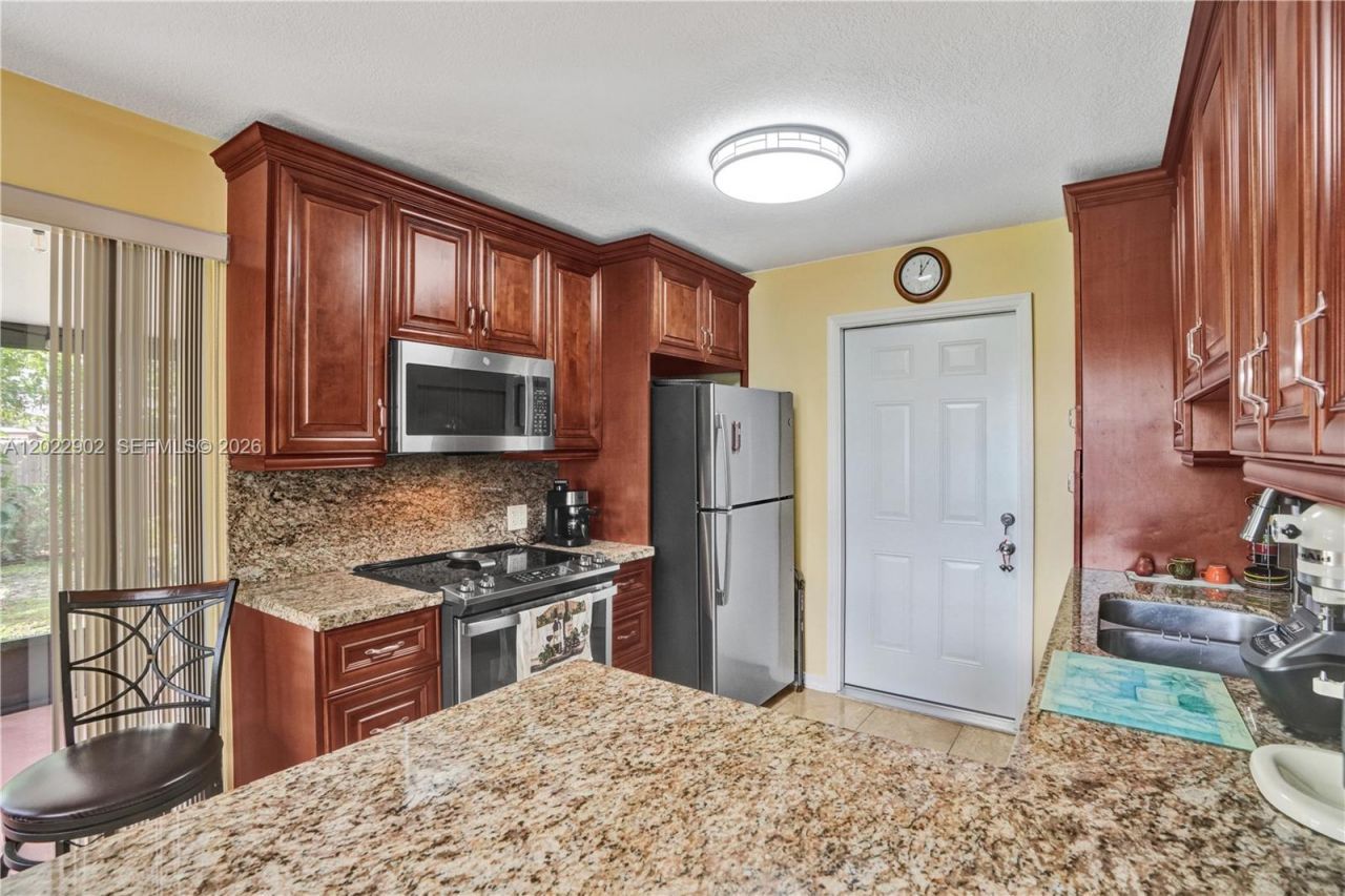 10730 SW 47th St , Miami, FL 33165 Photo