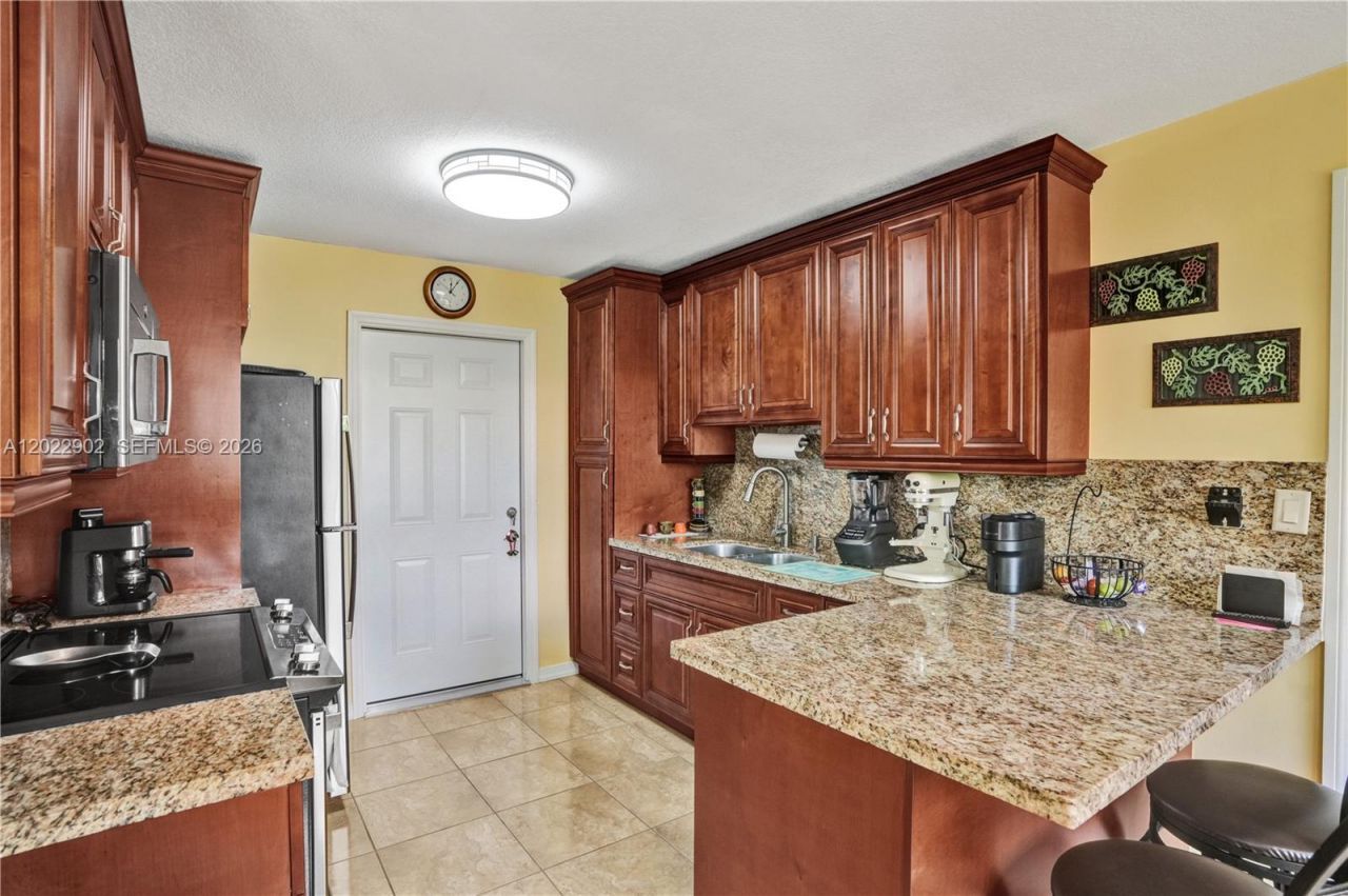 10730 SW 47th St , Miami, FL 33165 Photo