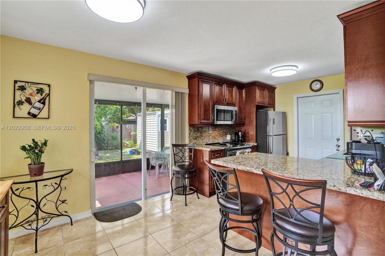 10730 SW 47th St , Miami, FL 33165 Photo