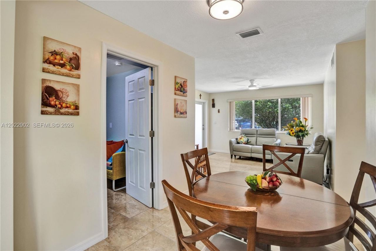 10730 SW 47th St , Miami, FL 33165 Photo