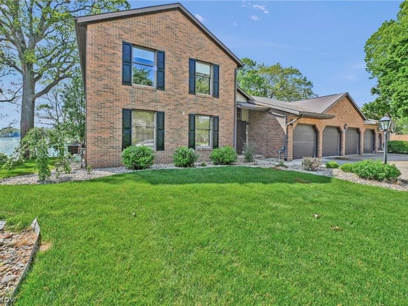 1819 Harbour Circle NW, Canton, OH 44708 Photo 2