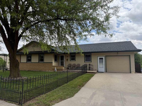 220 N Hillcrest Ave., Hinton, IA 51024