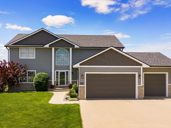 2403 W 10th Avenue, Indianola, IA 50125
