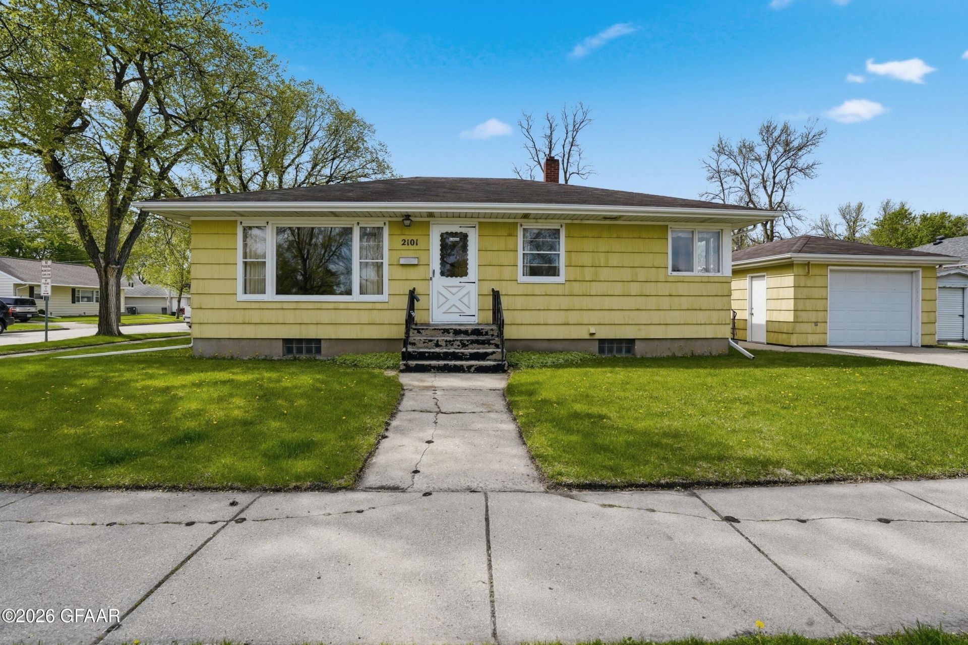 2101 5th Avenue N, Grand Forks, ND 58203 Main Photo