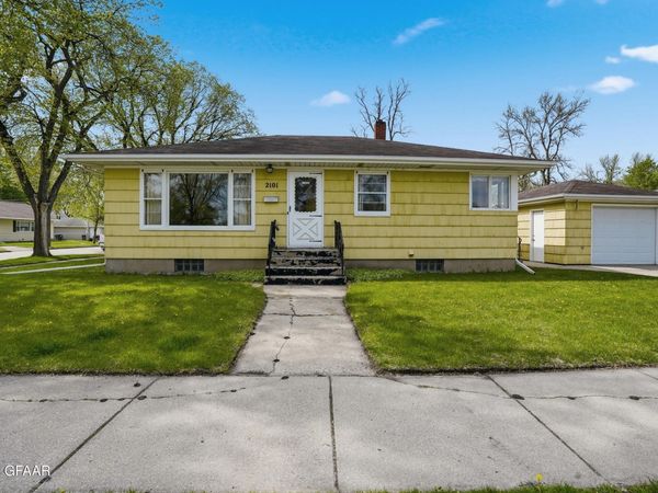 2101 5TH Avenue N, Grand Forks, ND 58203