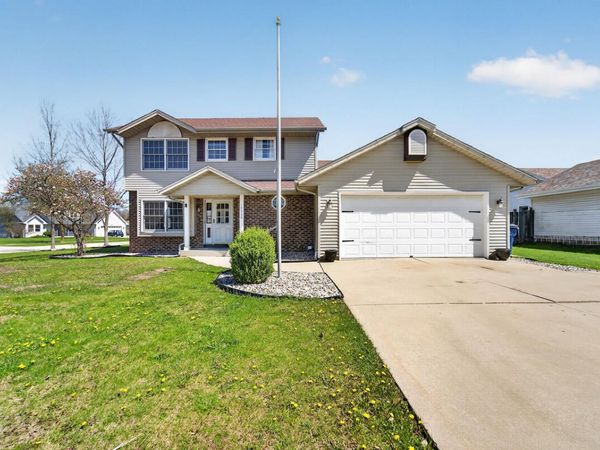 10550 S Peggy Dr, Oak Creek, WI 53154