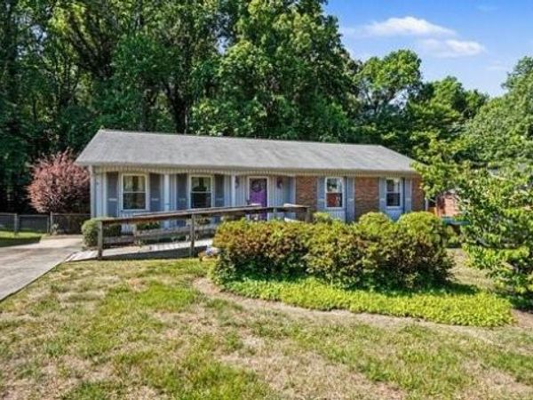 4105 Chateau Drive , Greensboro, NC 27407