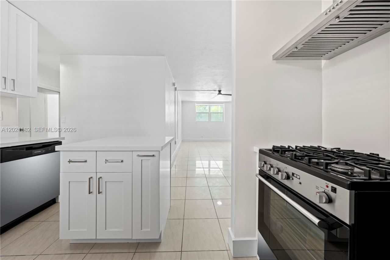 1300 Lincoln Rd , Unit D204, Miami Beach, FL 33139 Photo