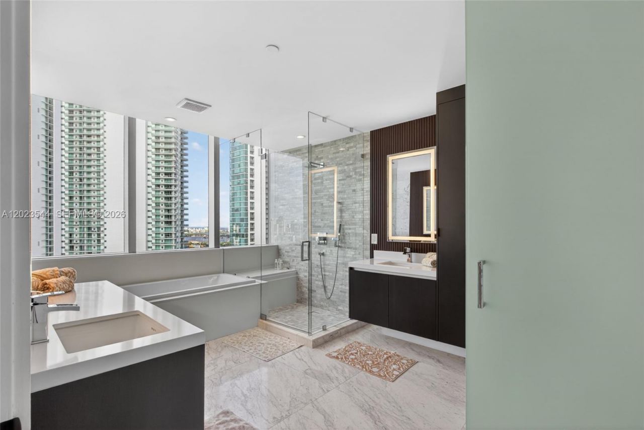 851 NE 1st Ave , Unit 3201, Miami, FL 33132 Photo