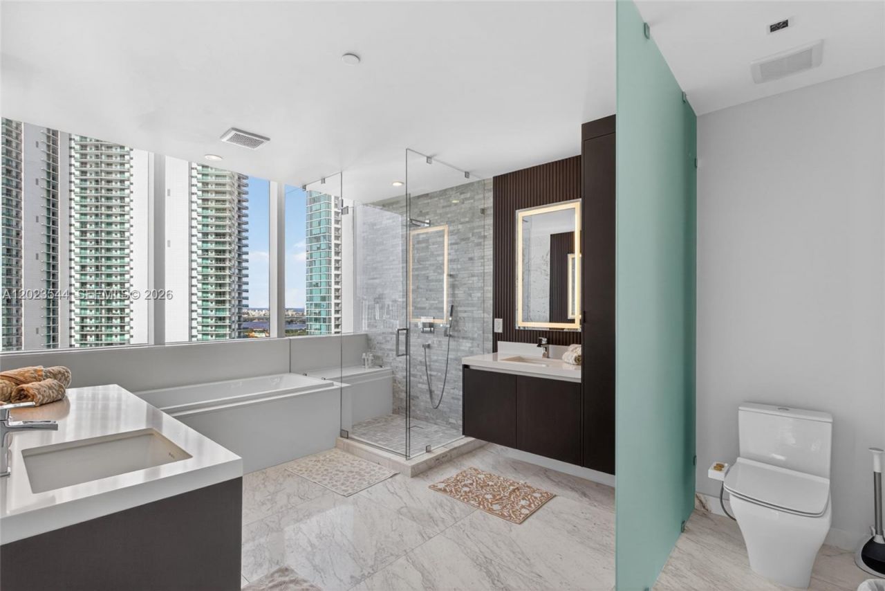 851 NE 1st Ave , Unit 3201, Miami, FL 33132 Photo