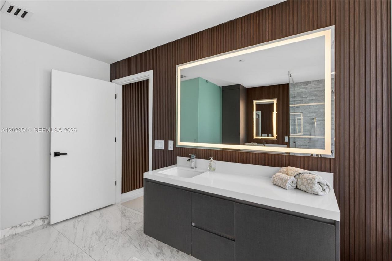 851 NE 1st Ave , Unit 3201, Miami, FL 33132 Photo