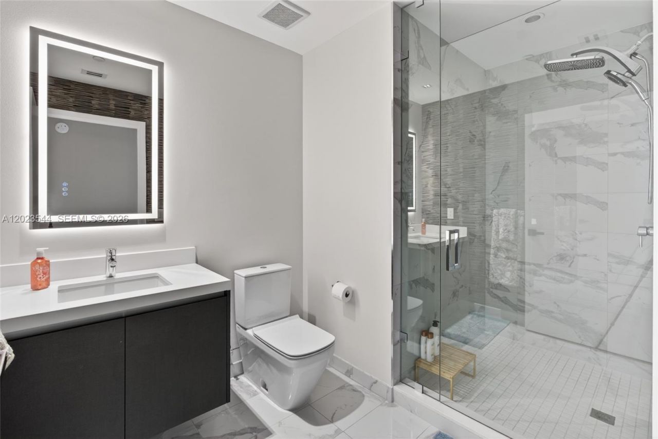 851 NE 1st Ave , Unit 3201, Miami, FL 33132 Photo