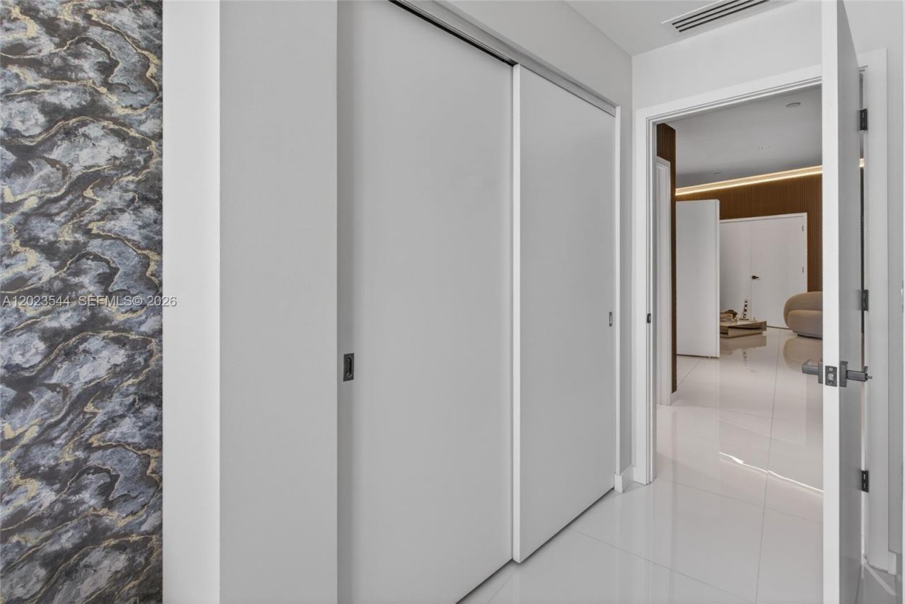 851 NE 1st Ave , Unit 3201, Miami, FL 33132 Photo
