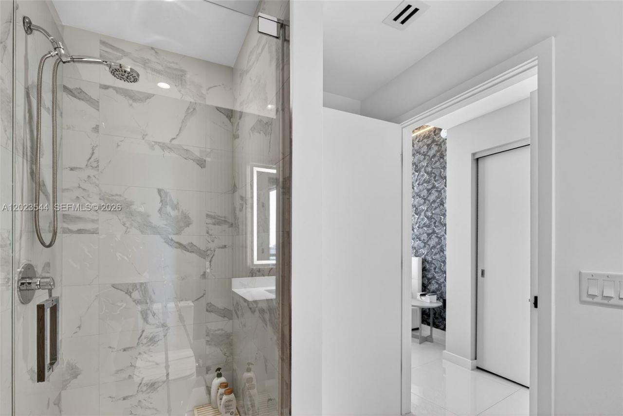 851 NE 1st Ave , Unit 3201, Miami, FL 33132 Photo