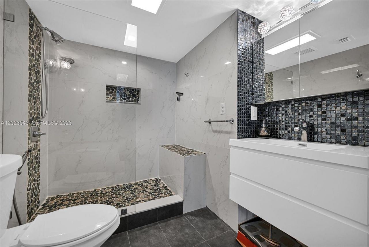 2401 Collins Ave, Unit 504, Miami Beach, FL 33140 Photo