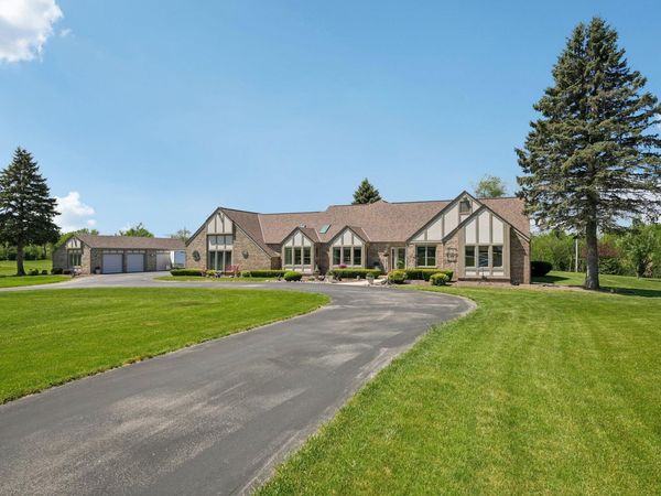 7604 Treeview Dr, Caledonia, WI 53108