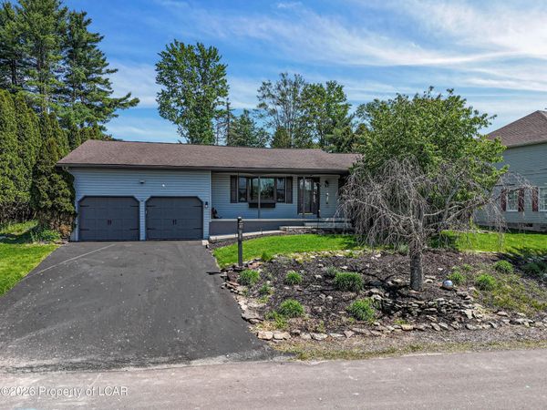 25 Idlewood Drive, Dallas, PA 18612