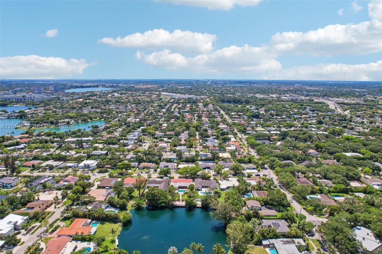 19805 NE 22nd Ave , Miami, FL 33180 Photo