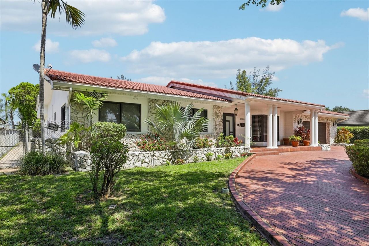 19805 NE 22nd Ave , Miami, FL 33180 Photo