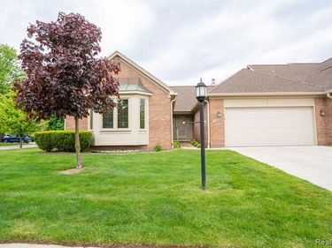 1592 Country Drive, Trenton, MI 48183