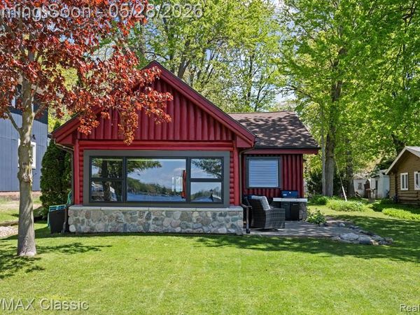 10584 Bob White Beach Boulevard, Hamburg Twp, MI 48189
