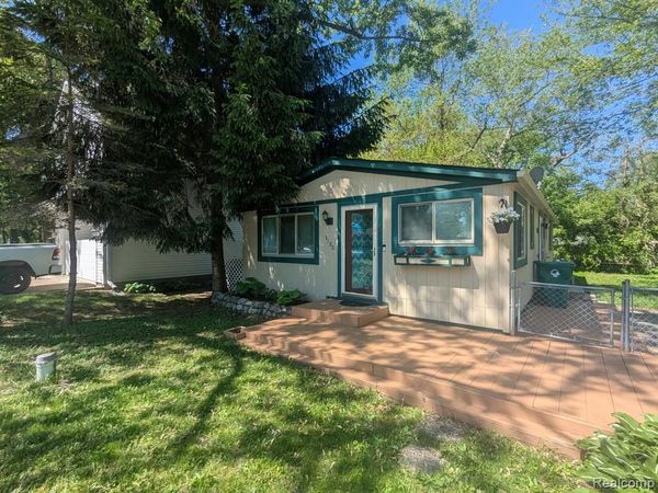 3180 Mapledale Street , Commerce Twp, MI 48382