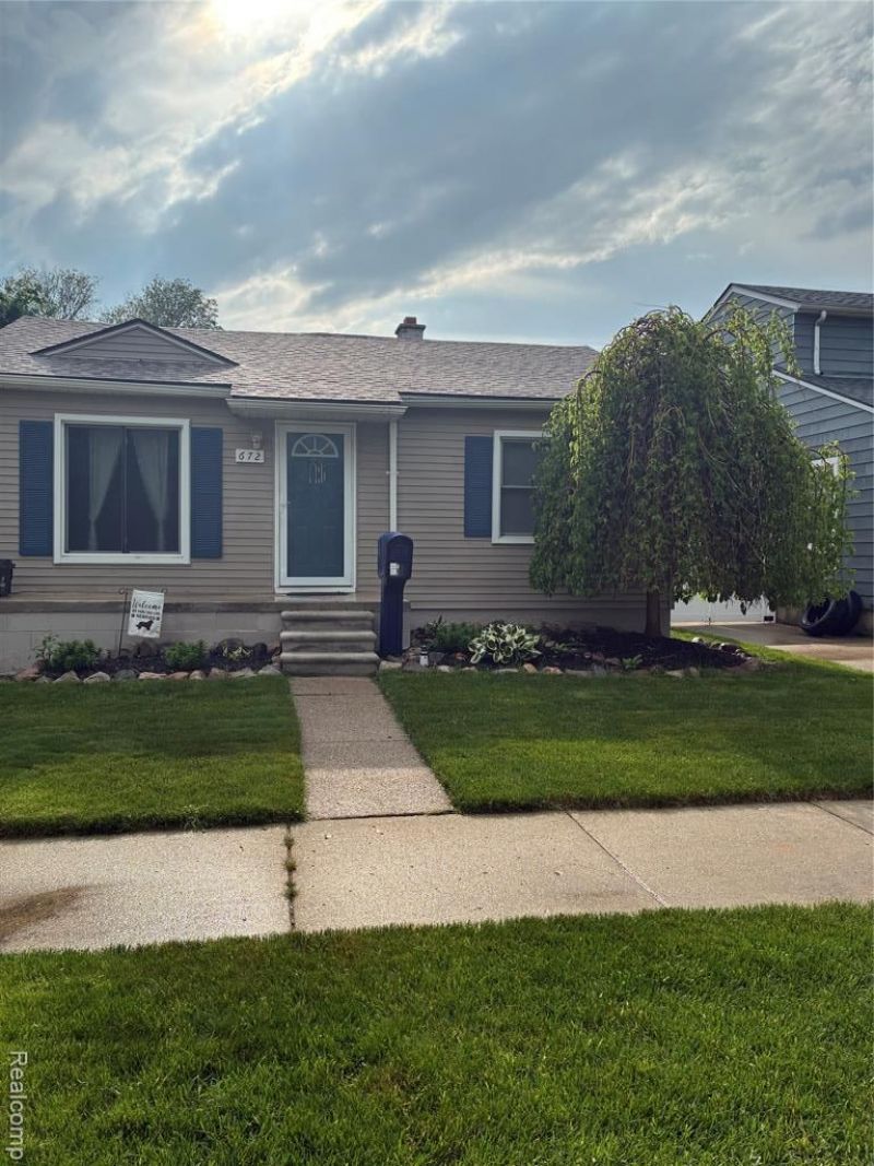 672 8th Street, Wyandotte, MI 48192 Main Photo