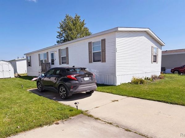 528 ELMWOOD Lane , Columbus Twp, MI 48063