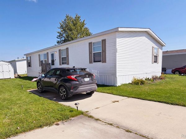 528 ELMWOOD Lane, Columbus Township, Mi 48063