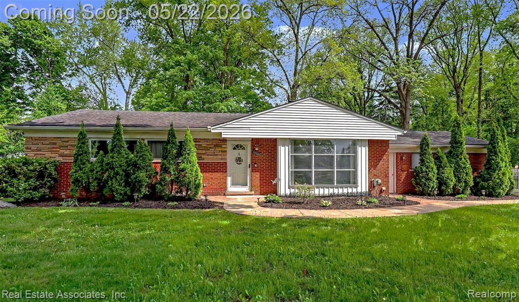 28442 Thorny Brae Road , Farmington Hills, MI 48331 Main Photo