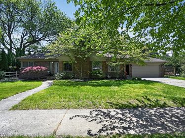 1681 Oxford Road, Grosse Pointe Woods, MI 48236