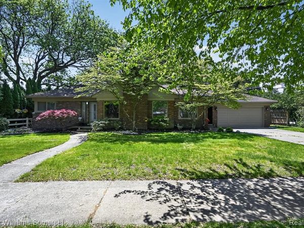 1681 Oxford Road, Grosse Pointe Woods, MI 48236