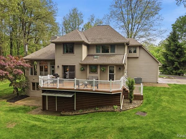8235 Ironwood Drive, Hamburg Twp, MI 48169