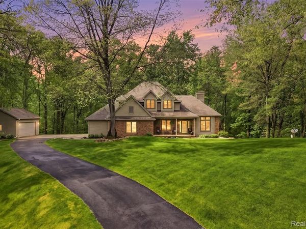 8235 Ironwood Drive , Hamburg Twp, MI 48169