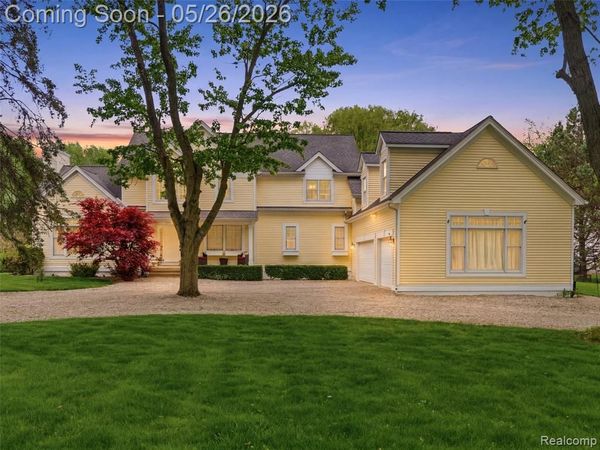 1185 Avon Circle W, Rochester Hills, MI 48309