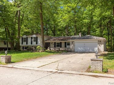 21257 Woodfarm Drive, Farmington Hills, MI 48167