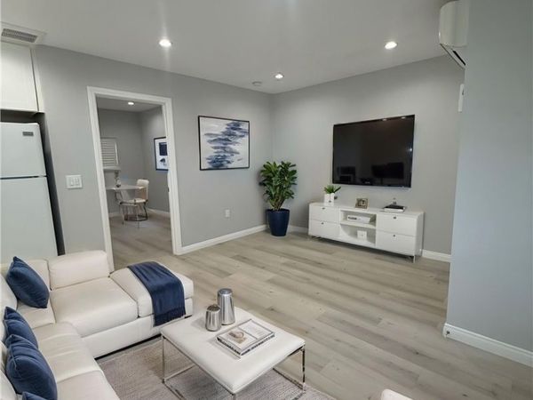 6504 Hesperia Avenue, Reseda, CA 91335