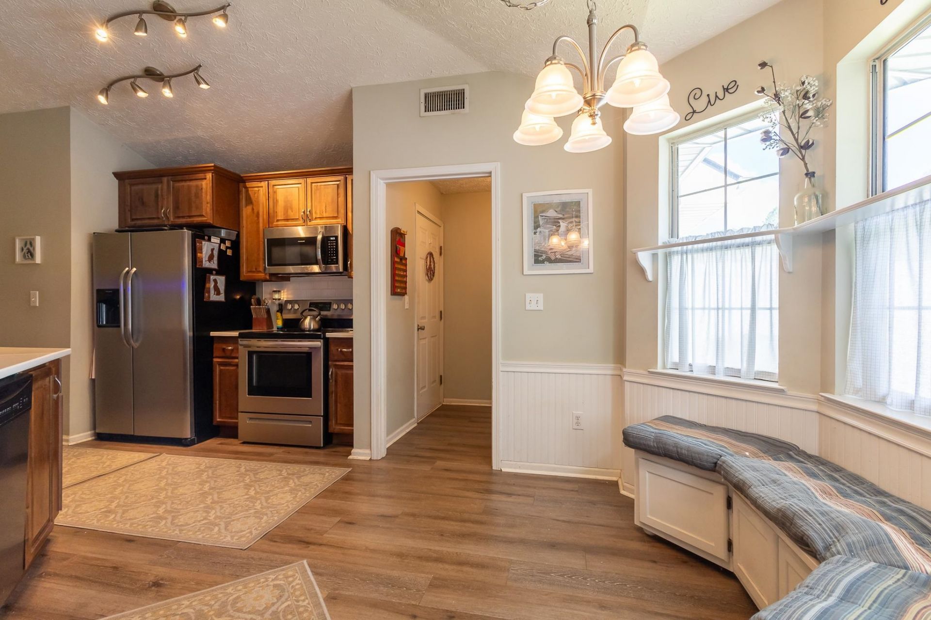 590 Bridgeport Dr.  Photo 10