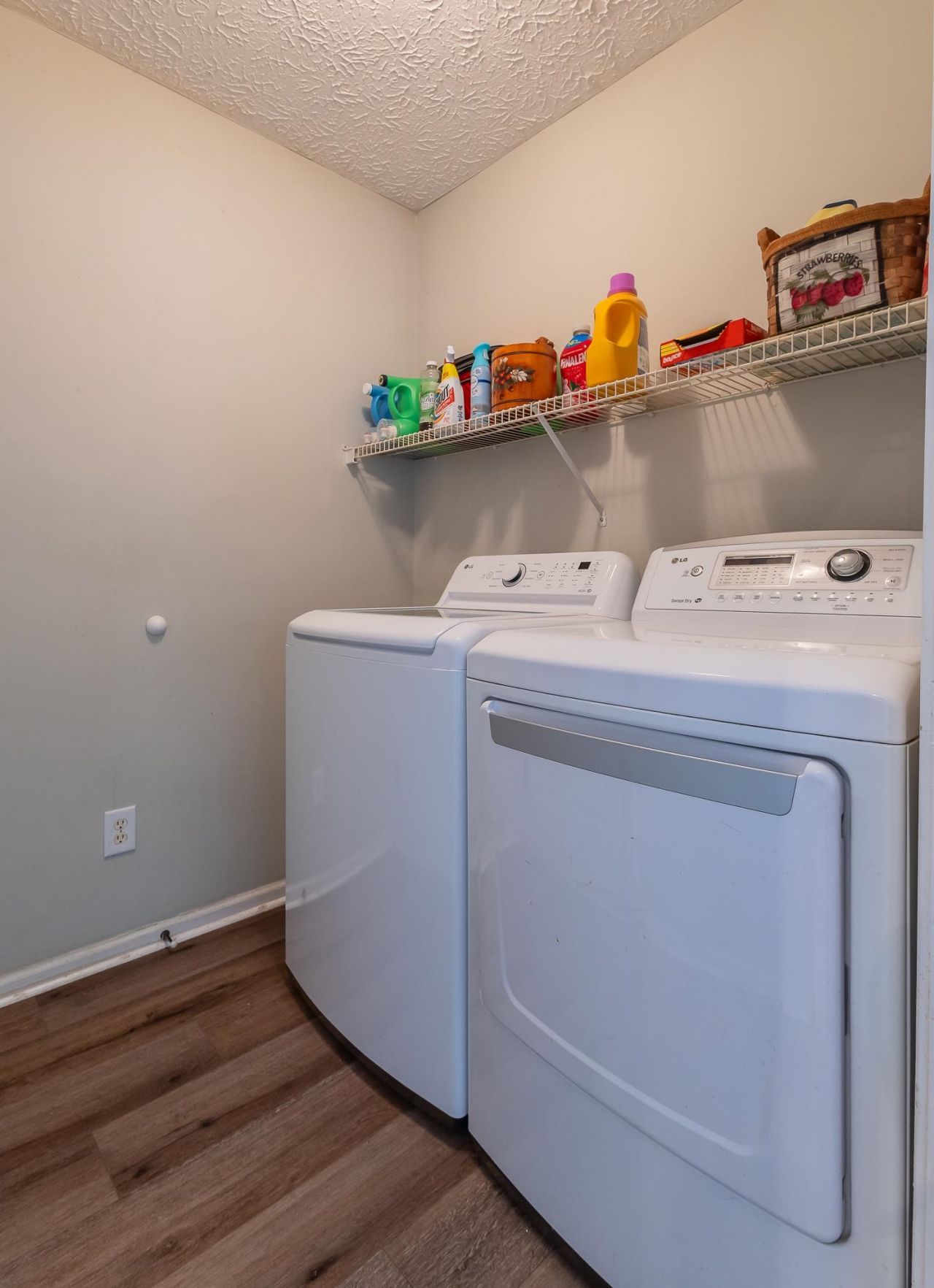 590 Bridgeport Dr.  Photo 12